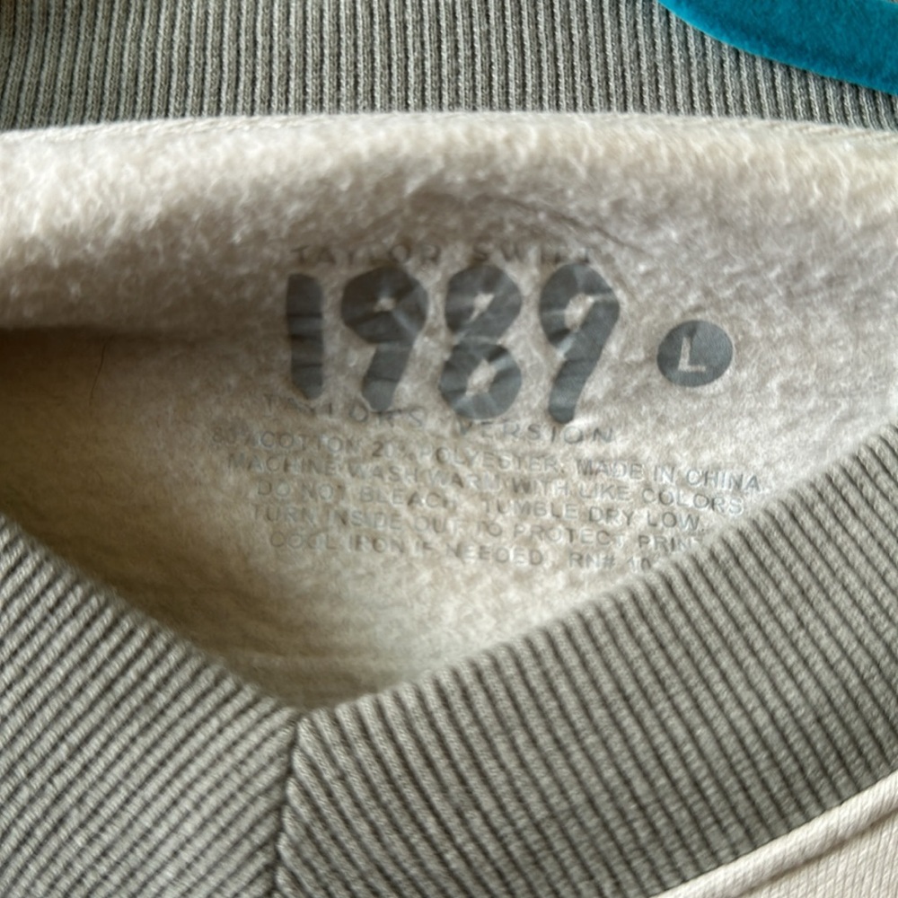 NEW Taylor Swift 1989 Sweatshirt - Picture 2 of 3